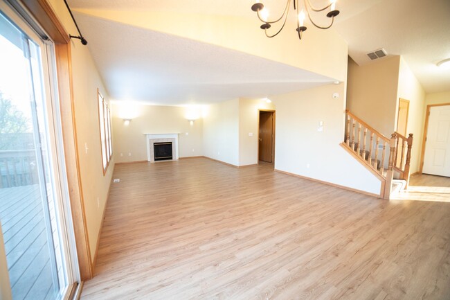 Building Photo - Spacious Home, Minutes from Local Parks an...