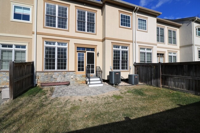 Building Photo - SHORT TERM LEASE AVAILABLE -- Luxury TH in Bethesda - 4 bed + 3.5 ba - Elevator TH in Gated commu...