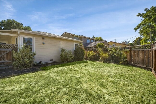 Building Photo - Spacious 3 bed 2 bath home in Mt. Carmel