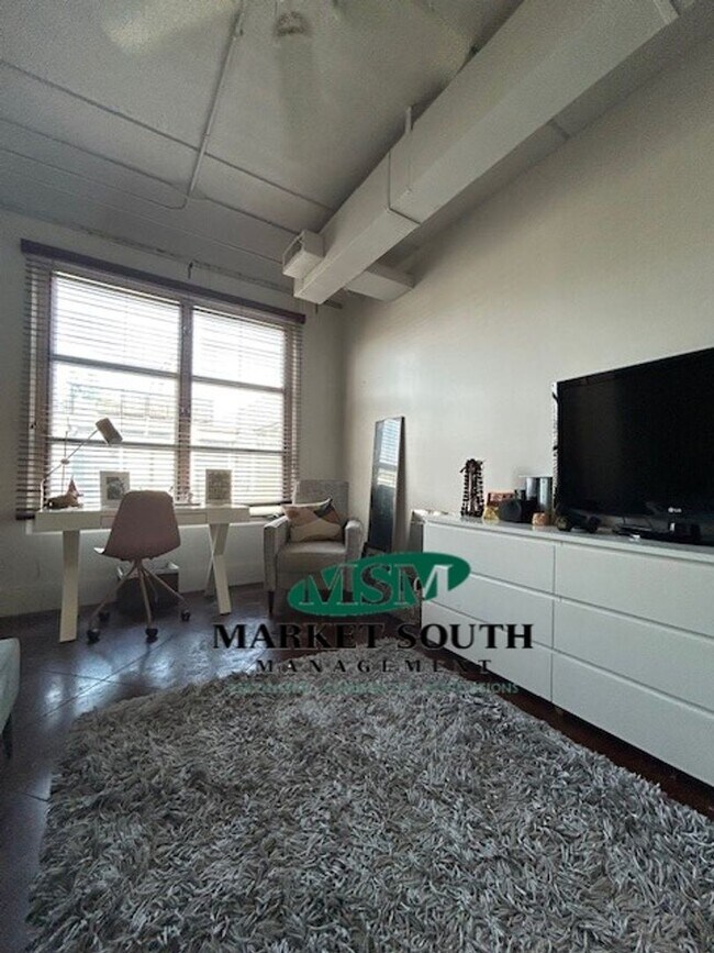 Building Photo - CONTEMPORARY STARLAND LOFT!