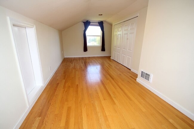 Building Photo - UPDATED & WELL MAINTAINED 3 BED, 2 BATH SE...