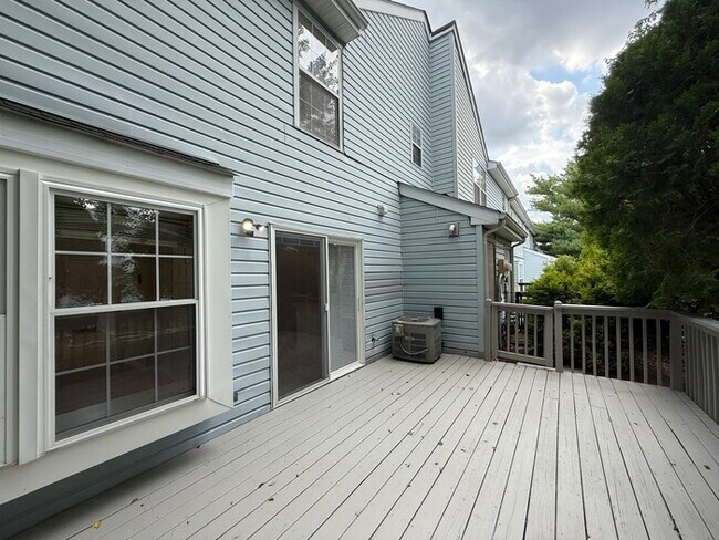 Building Photo - 271 Edgeware Ct