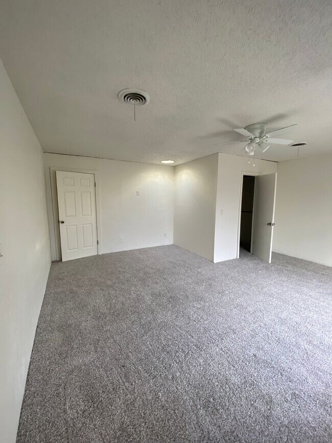 Building Photo - 3501 Langtry Dr