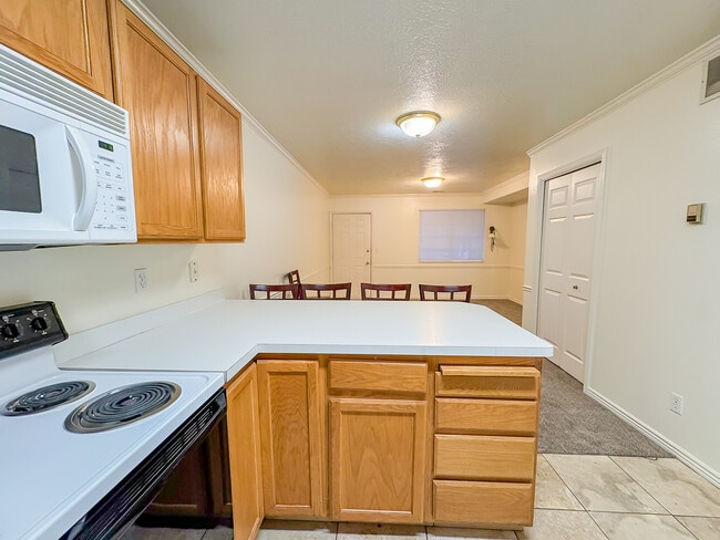 Building Photo - 1611 N Grandview Ln