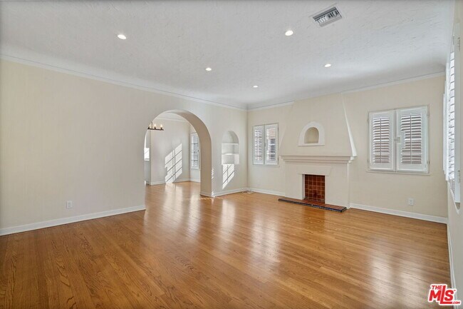 Building Photo - 1142 S Clark Dr