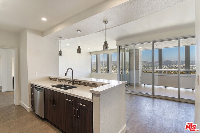 Building Photo - 5670 Wilshire Blvd