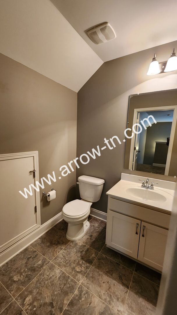 Building Photo - Fantastic End Unit Townhome in Franklin!