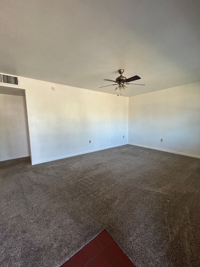 Building Photo - Charming Family Home Near John Ireland Ele...