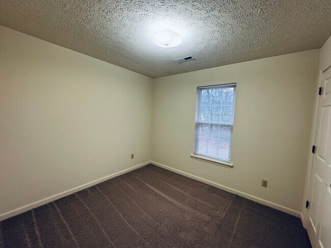 Building Photo - Great House on Wiggington Road