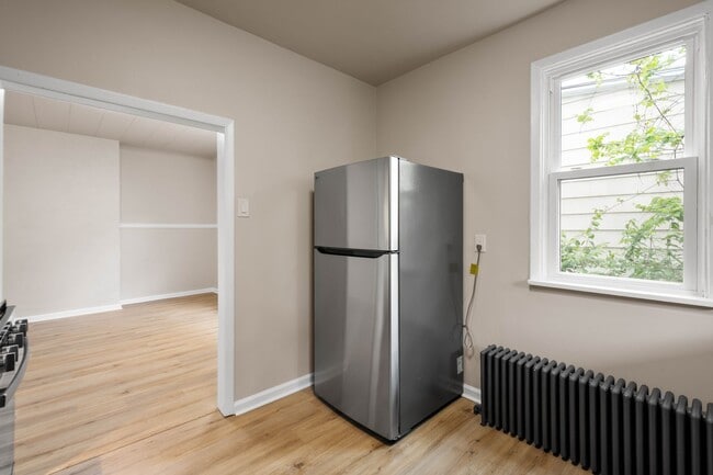 Building Photo - Stunning 2 Bedroom home in McKees Rocks available July 1!