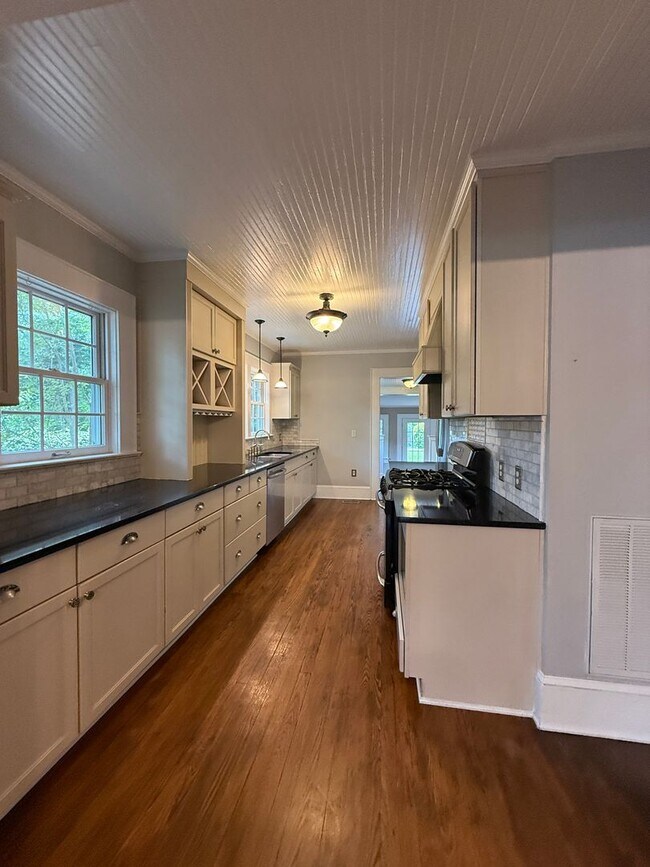Building Photo - Gorgeous 4 Bed, 3 Bath Haymount Home