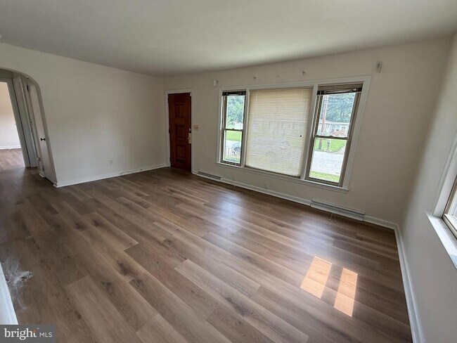 Building Photo - 1236 Oak Ln