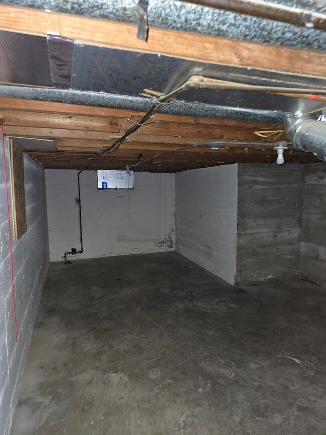 Building Photo - 2 Bedroom House w/ Detached Garage