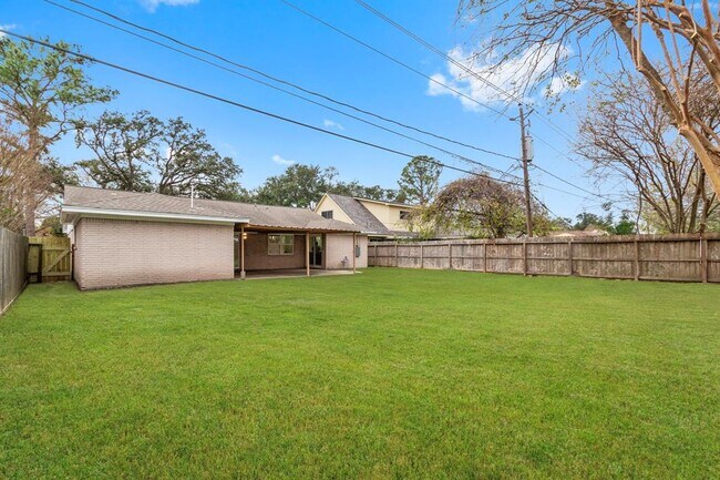 Building Photo - 3306 Crestdale Dr