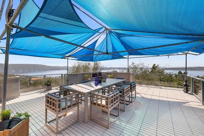 Building Photo - 14020 Lakeview Dr