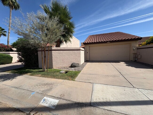 Building Photo - 2Bed/2Bath Townhouse in North Scottsdale! Ready for Immediate Move-In! -- 2 CAR GARAGE!