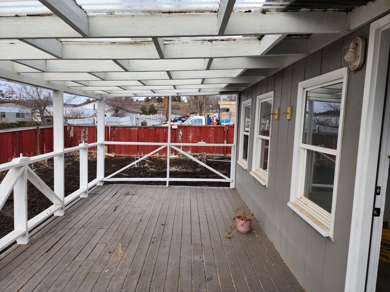 Covered Porch - 4988 Weyerhaeuser Rd