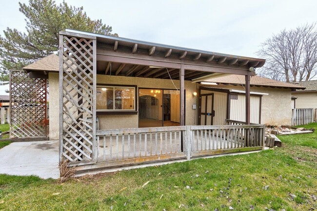 Building Photo - Charming Residence in a Prime Location 3bed/2bath - Shop Not Included