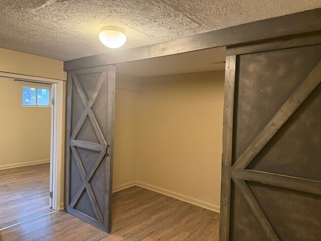 Building Photo - 583 E Graham Pl