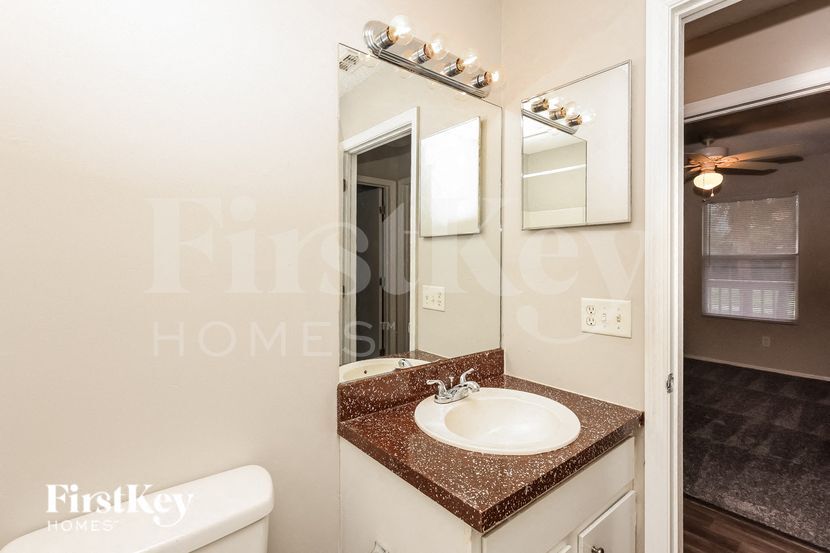 Building Photo - 830 Burland St