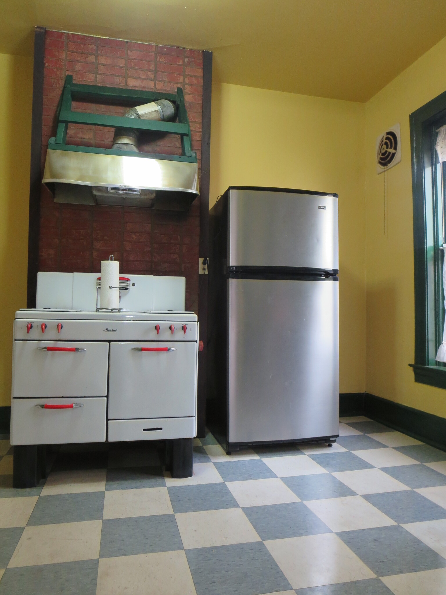 Kitchen. - 204 S 6th St