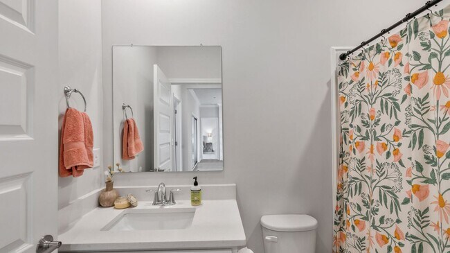 Building Photo - Like-new 4BR/3BA home in desirable St. Cla...