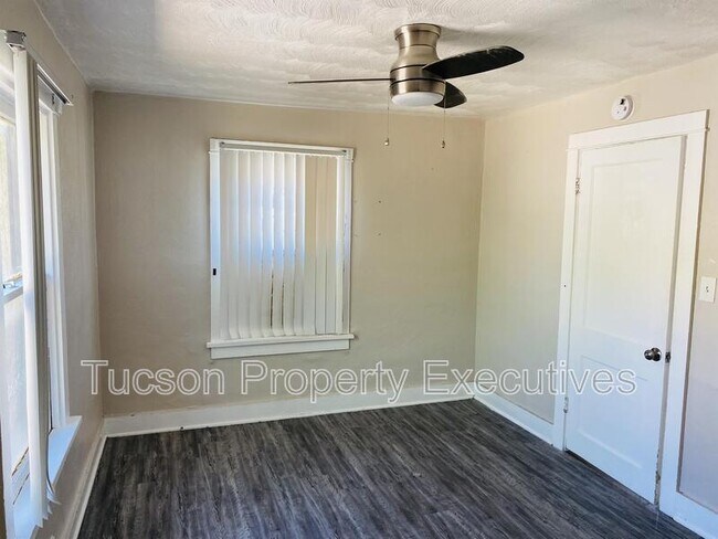 Building Photo - 2632 N Stone Ave