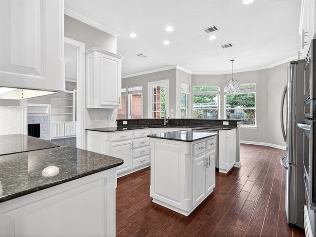 Building Photo - 1210 Forest Hills Dr