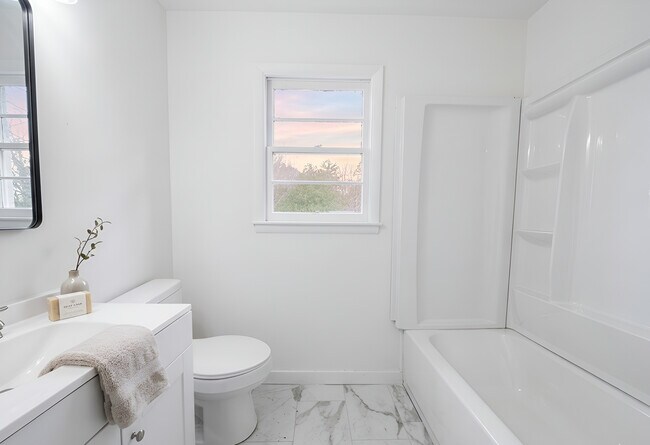 Building Photo - Lawndale