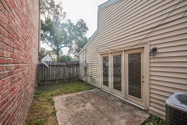 Building Photo - 4802 Oak Hollow St