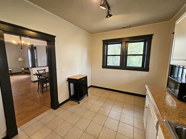 Building Photo - 1909 Bennett Ave