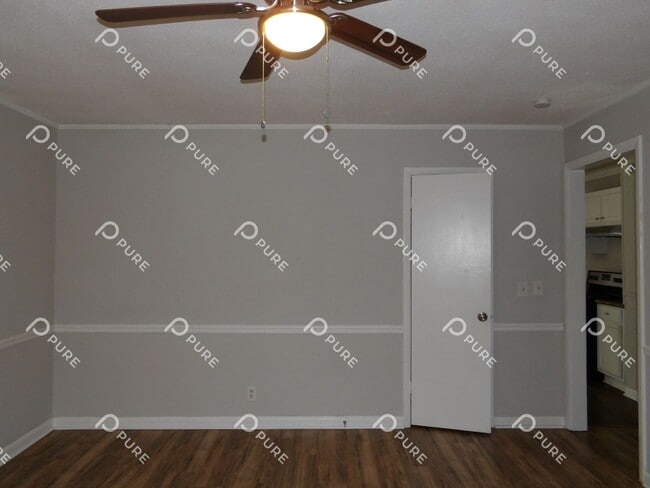 Building Photo - 3021 Deerfield!!