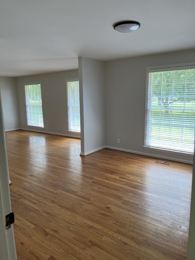 Building Photo - 810 Davis Dr