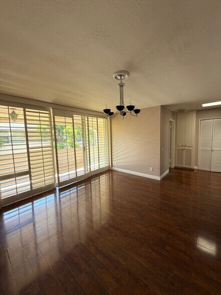 Building Photo - 5266 Lindley Ave