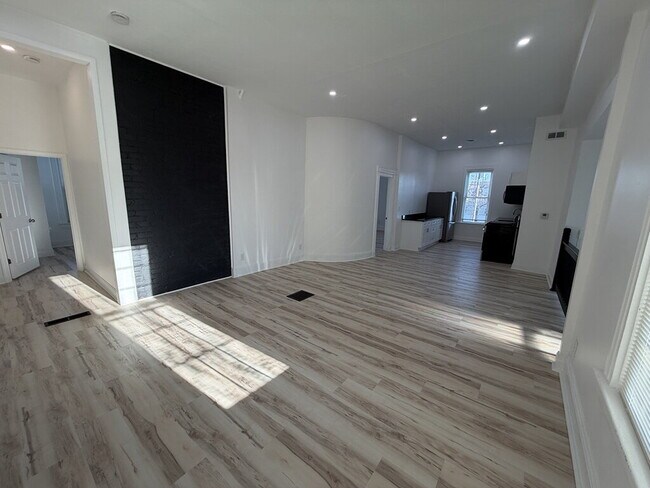 Building Photo - Newly Renovated 2-Bedroom with Soaring Ceilings & Bonus Reading Nook