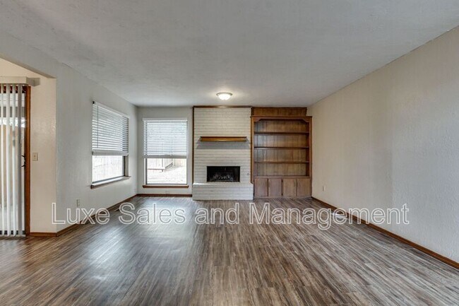 Building Photo - 1705 N Gleason Ave