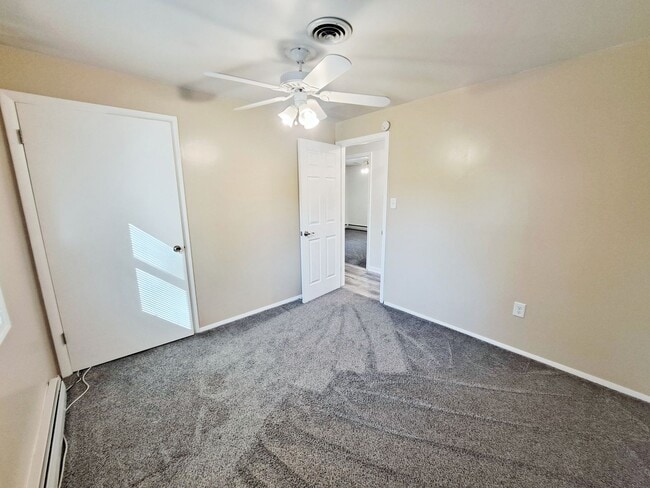 Building Photo - 3 Bed / 1-1/2 Bath Single Family Home