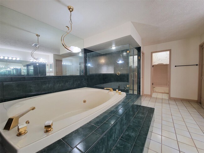 Building Photo - 4717 Country Club View