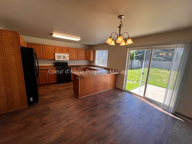 Building Photo - 4 bed house in Hawk's Nest!