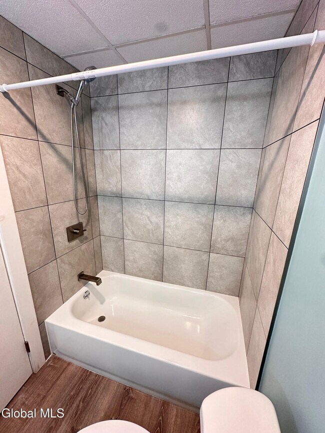 Building Photo - 23 River St