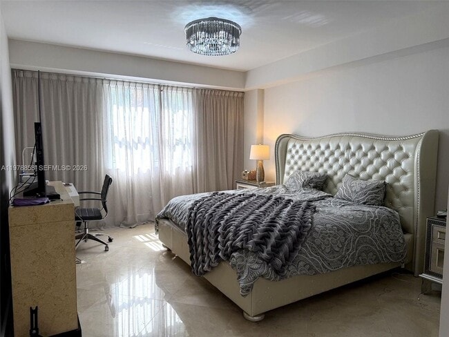 Building Photo - 20000 E Country Club Dr