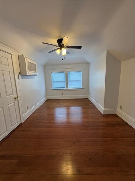 Building Photo - 87 Bentley St