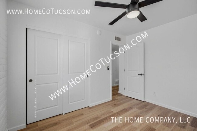 Building Photo - 7461 E Victoria Dr