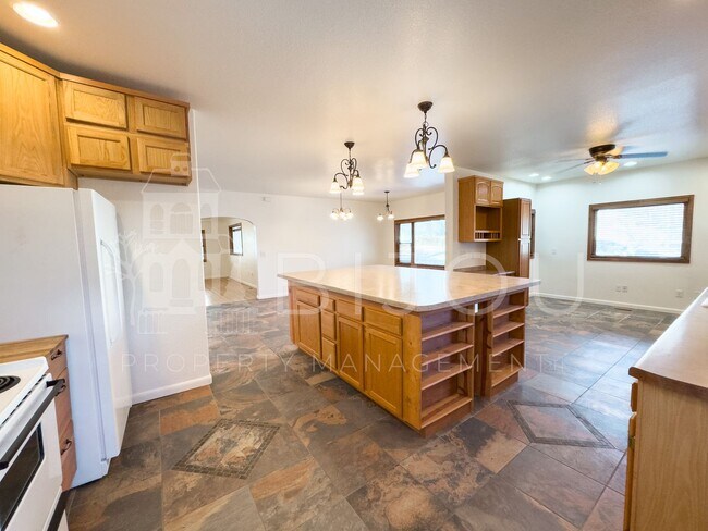 Building Photo - Ivywild Main Floor Living
