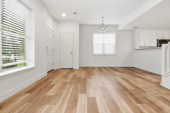 Building Photo - $2,645.95, 3 bed, 2.5 bath end unit located in Aurora with a washer and dryer.
