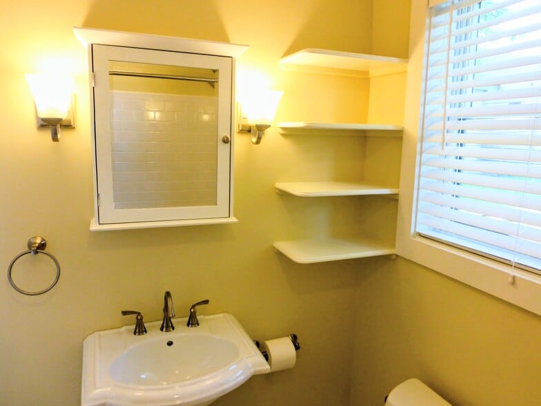 Bathroom - 1117 Belvedere St