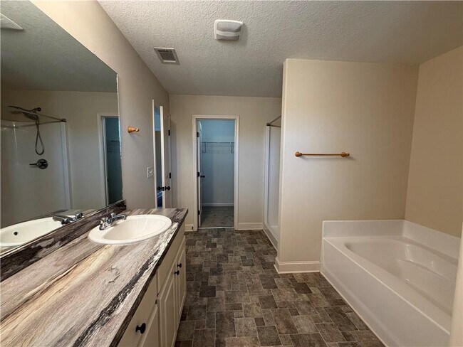 Building Photo - 2125 Savannah Dr