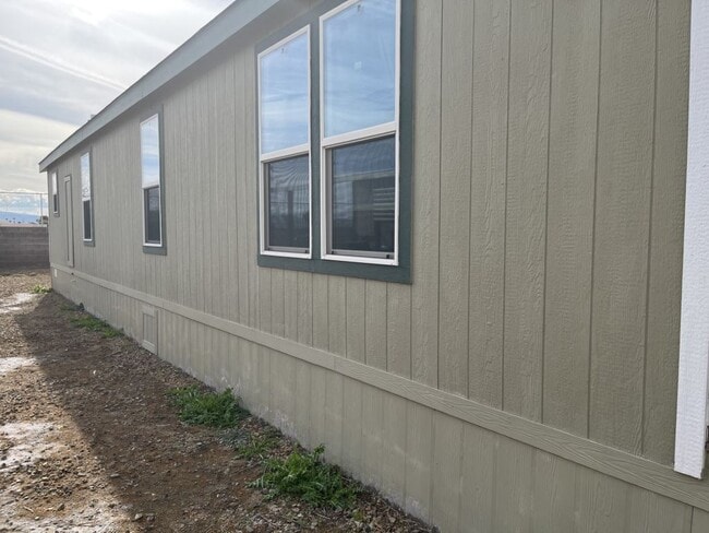 Building Photo - 5303 E Twain Ave