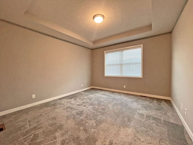 Building Photo - Sparkling, SPACIOUS Like-New Home with 3 B...
