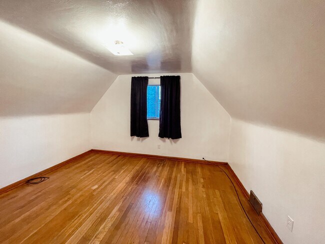 Building Photo - 528 Cypress Alley